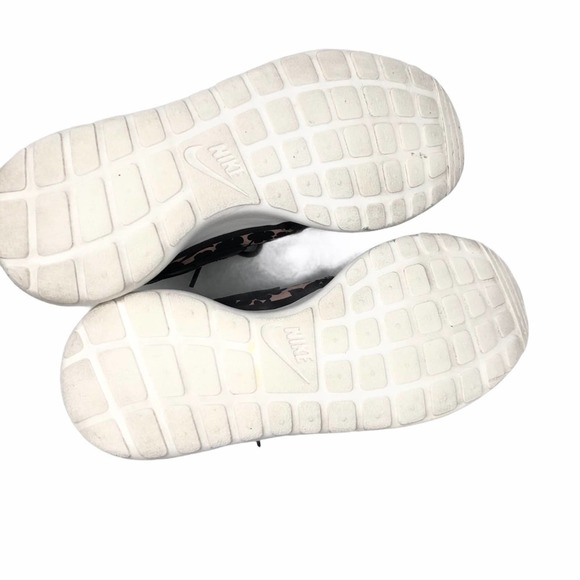 NIKE x Liberty WOMENS ROSHE ONE LIBERTY - Picture 2 of 12